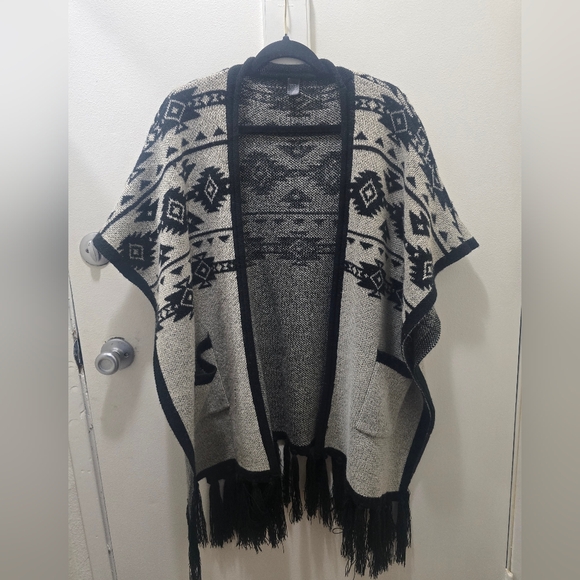 Southwestern Aztec Open Front Poncho with Pockets - Picture 2 of 10